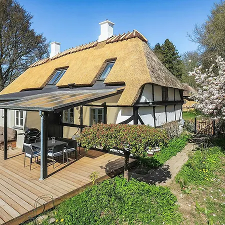 A Thatched Half-timbered House From 1785 度假居 *